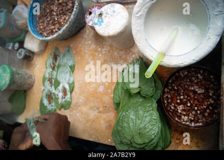 Uomo che fa di betel dado sulla bancarella di strada a Yangon, Myanmar, Asia. Foto Stock