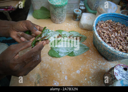 Uomo che fa di betel dado sulla bancarella di strada a Yangon, Myanmar, Asia. Foto Stock