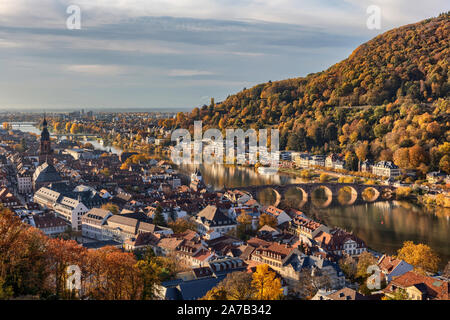 Vista sulla città vecchia di Heidelberg con vibranti colori autunnali Foto Stock