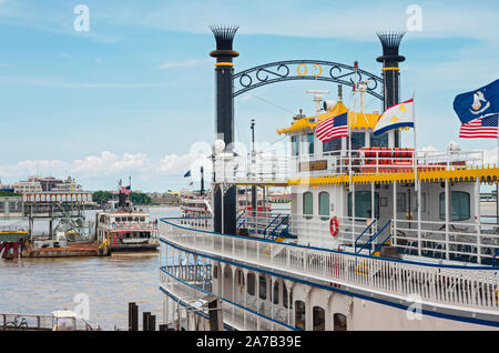 New Orleans, Louisiana/USA - giugno 14, 2019: Landmark piroscafi e nave traghetto sul fiume Mississippi. Foto Stock