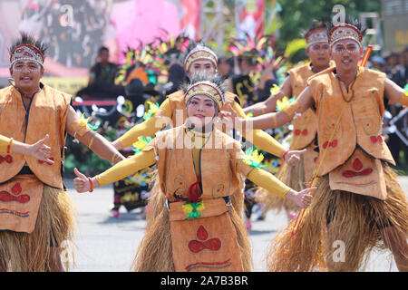 Un certo numero di ballerini eseguono Indonesiani tradizionali balli in attività culturali Foto Stock