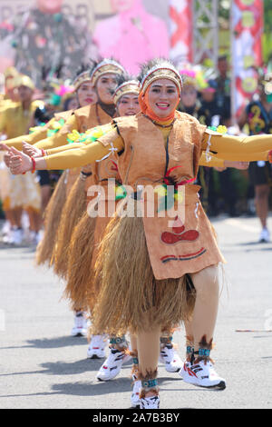 Un certo numero di ballerini eseguono Indonesiani tradizionali balli in attività culturali Foto Stock