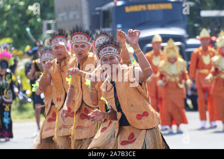 Un certo numero di ballerini eseguono Indonesiani tradizionali balli in attività culturali Foto Stock