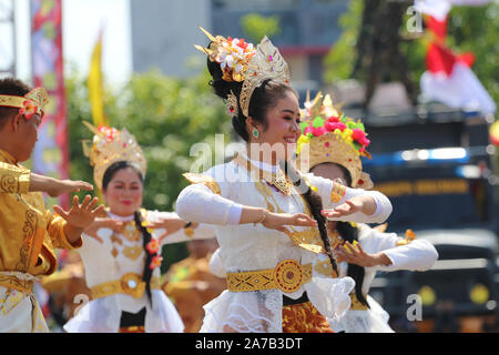 Un certo numero di ballerini eseguono Indonesiani tradizionali balli in attività culturali Foto Stock