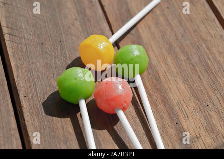 Bella lollipop candy sul tavolo di legno,piccolo bimbo preferito lollipop candy Foto Stock