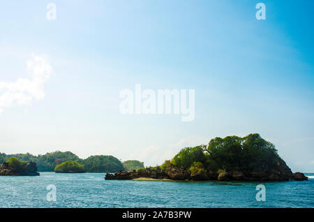 Isola tropicale del mare, Kondang Merak Beach, Malang, East Java, Indonesia Foto Stock