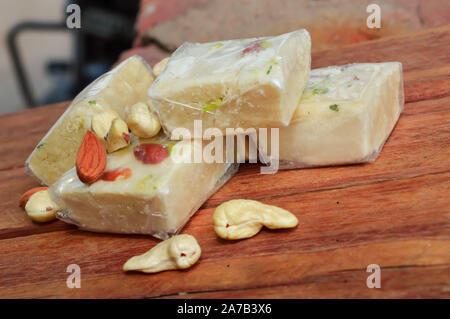 India Papdi e i dadi sul tavolo di legno,soan Papdi dolce indiano sul tavolo di legno Foto Stock