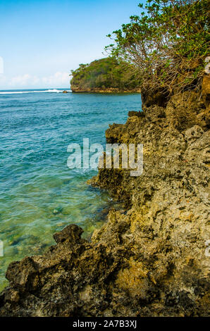 Isola tropicale del mare, Kondang Merak Beach, Malang, East Java, Indonesia Foto Stock