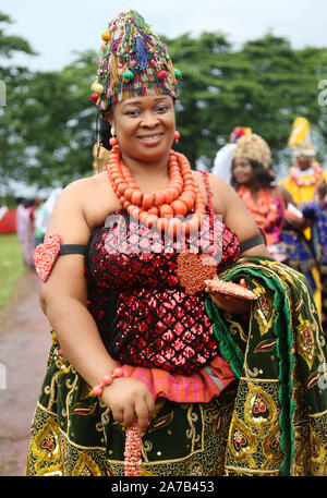 Kalabari Lady of Rivers stato che mostra la ricca cultura della Nigeria durante il Festival Nazionale per le Arti e la Cultura (NAFEST) nello Stato di Edo, Nigeria. Foto Stock