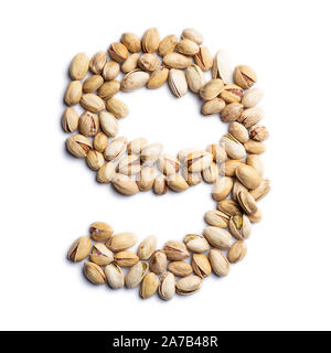 Numero arabo "9" da un non pelati pistacchi su un isolato bianco sullo sfondo. Non pelati pistacchi pattern. cibo sano concetto. Lettere per comp Foto Stock