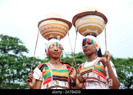 La tribù HAUSA/Fulani della Nigeria settentrionale mostra la loro ricca cultura durante il Festival Nazionale delle Arti e della Cultura (NAFEST) nello Stato di Edo, Nigeria. Foto Stock