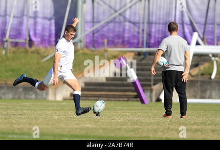 L'Inghilterra del Owen Farrell con Jonny Wilkinson durante la sessione di formazione a Fuchu Asahi Football Park, Tokyo. Foto Stock