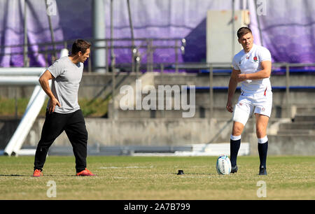 L'Inghilterra del Owen Farrell con Jonny Wilkinson durante la sessione di formazione a Fuchu Asahi Football Park, Tokyo. Foto Stock