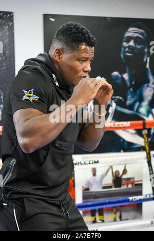 Las Vegas, NV, Stati Uniti d'America. 31 ott 2019. Boxer Luis Ortiz shadowboxes durante l allenamento dei supporti prima della sua lotta contro la WBC Heavyweight Champion Deontay Wilder il 23 novembre a Las Vegas Fight Club di Las Vegas, Nevada, il 31 ottobre 2019. Credito: Damairs Carter/media/punzone Alamy Live News Foto Stock