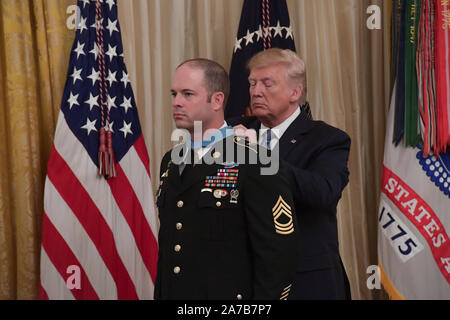 Presidente Trump presenta la medaglia d'onore di U.S. Esercito Sgt Master. Matteo O. Williams nel corso di una cerimonia alla Casa Bianca di Washington, D.C., Ott. 30, 2019. Williams è stato premiato con la medaglia d'onore per le sue azioni mentre si serve come un sergente di armi con le Forze Speciali distacco operativo Alfa 3336, Operazioni speciali Task Force-33, a sostegno dell'Operazione Enduring Freedom in Afghanistan il 6 aprile 2008. (U.S. Esercito Foto di Sgt. Keisha marrone) Foto Stock