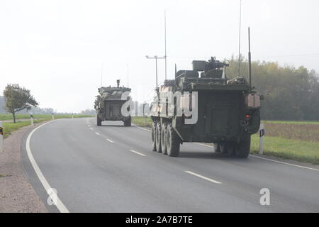 Stati Uniti Soldati, assegnato al 2d Squadron, 2d reggimento di cavalleria, guidare le loro Stryker veicoli blindati per la Hohenfels Area Formazione durante il Dragoon pronto 20 nei pressi di Grafenwoehr, Germania, 28 ottobre 2019. DR20 è un settimo Esercito di formazione led Comando esercizio progettata per assicurare la preparazione e la certificazione 2CR nella NATO Combat Readiness unificata e le operazioni di terra. (U.S. Foto dell'esercito di Christoph Koppers) Foto Stock