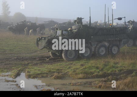 Stati Uniti Soldati, assegnata al 1° Stormo, 2d reggimento di cavalleria, preparare Stryker veicoli blindati per una tattica di strada marzo durante il Dragoon 20 pronto al settimo Esercito di formazione del comando di Grafenwoehr Area Formazione, Grafenwoehr, Germania, 28 ottobre 2019. DR20 è un settimo led ATC esercizio progettata per assicurare la preparazione e la certificazione 2CR nella NATO Combat Readiness unificata e le operazioni di terra. (U.S. Foto dell'esercito di Christoph Koppers) Foto Stock