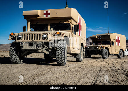 Cucciolata di campo ambulanze arrivano con simulazione di pazienti durante un incidente di Massa lo scenario all'ospedale da campo a Sierra Army Depot, California, durante gli Stati Uniti il comando delle forze di emergenza medica Deployment Readiness Esercizio, 28 ottobre 2019. Il realistico evento soldati ha dato una possibilità di mettere alla prova le proprie abilità e conoscenze in caso di una massa reale casualty incidente. Foto Stock