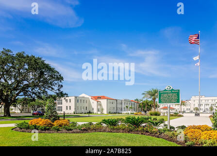 Una bandiera americana vola al Centennial Plaza fontana, Ott. 22, 2019, in Gulfport, Mississippi. Foto Stock