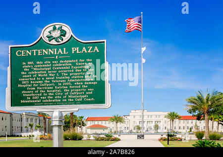 Una bandiera americana vola al Centennial Plaza fontana, Ott. 22, 2019, in Gulfport, Mississippi. Foto Stock