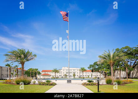 Una bandiera americana vola al Centennial Plaza fontana, Ott. 22, 2019, in Gulfport, Mississippi. Foto Stock