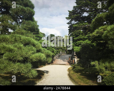 Una passerella nei giardini del Palazzo Imperiale di Kyoto Foto Stock