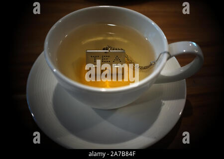 Tazza di tè con la casa del tè di forma di filtri in acciaio inox Tea Infusers Foto Stock