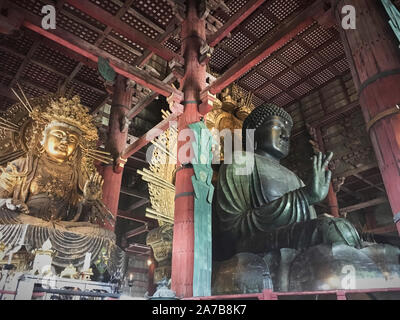 Bronzo gigantesca statua di Buddha nel tempio Todaiji, Parco di Nara, Giappone. Il 15 metro di altezza rappresenta Buddha Vairocana ed è fiancheggiato da due Bodhisattvas Foto Stock