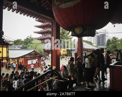 La Lanterna gigante all'ingresso del tempio di Sensoji nel Demboin Giardino del Tempio. Foto Stock