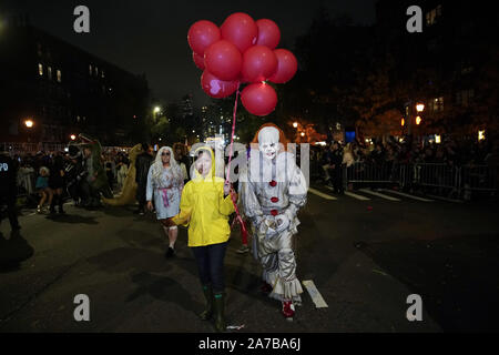 New York, gli Stati Uniti. 31 ott 2019. Un partecipante vestito come cammina sulla 6th Avenue in costume al 46th annuale di Halloween Parade giovedì 31 ottobre, 2019 nella città di New York. Migliaia partecipano in parata quali funzioni tradizionali e non tradizionali costumi, ballerini, pupazzi giganti e musica. Foto di Giovanni Angelillo/UPI Credito: UPI/Alamy Live News Foto Stock