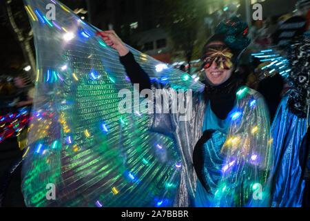 New York, NY - 31 ottobre 2019. annuale di Greenwich Village Halloween Parade lungo Manhattan 6th Avenue.Un esecutore con scintillanti ali gossamer Credit: Ed Lefkowicz/Alamy Live News Foto Stock
