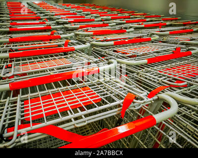 Carrelli per supermercati. Diverse righe di carrelli per supermercati. Angolo di alta. Foto Stock