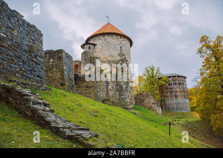 Città Cesis, Lettonia Repubblica. Il vecchio castello e rocce, l'autunno. Architettura storica. 12. okt. Foto Stock