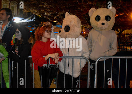 New York, Stati Uniti. 31 ott 2019. New York, NY - 31 Ottobre 2019: migliaia di persone che indossano costumi di Halloween ha partecipato al villaggio annuale giorno di Halloween Parade lungo la 6th Avenue a New York City il 31 ottobre 2019. (Foto di Ryan Rahman/Pacific Stampa) Credito: Pacific Press Agency/Alamy Live News Foto Stock