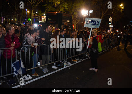 New York, Stati Uniti. 31 ott 2019. New York, NY - 31 Ottobre 2019: Un partecipante vestito come Elizabeth Warren durante il villaggio annuale giorno di Halloween Parade lungo la 6th Avenue a New York City il 31 ottobre 2019. (Foto di Ryan Rahman/Pacific Stampa) Credito: Pacific Press Agency/Alamy Live News Foto Stock