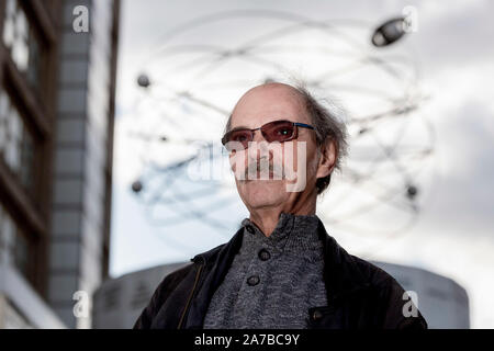 Berlino, Germania. 30 ott 2019. Michael Masur, pianoforte builder, sorge a Alexanderplatz nella parte anteriore del mondo orologio. Michael Masur, il figlio più anziano della internazionalmente rinomato direttore Kurt Masur, ha partecipato il 4 novembre 1989 presso la Alexanderplatz di Berlino est in ciò che, secondo stime ufficiali, è stata la più grande dimostrazione nella storia della RDT con quasi un milione di persone. (A DPA: "Siamo stati così tanti': dimostrazione di massa su Alex 30 anni fa') Credito: Christoph Soeder/dpa/Alamy Live News Foto Stock