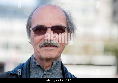 Berlino, Germania. 30 ott 2019. Michael Masur, pianoforte maker, sorge a Alexanderplatz. Michael Masur, il figlio più anziano della internazionalmente rinomato direttore Kurt Masur, ha partecipato il 4 novembre 1989 presso la Alexanderplatz di Berlino est in ciò che, secondo stime ufficiali, è stata la più grande dimostrazione nella storia della RDT con quasi un milione di persone. (A DPA: "Siamo stati così tanti': dimostrazione di massa su Alex 30 anni fa') Credito: Christoph Soeder/dpa/Alamy Live News Foto Stock