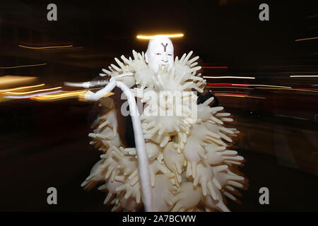 La città di New York, New York, Stati Uniti d'America. 31 ott 2019. Parade partecipante è visto durante la Halloween Parade su ottobre 31, 2019 a New York City. Credito: Anna Sergeeva/ZUMA filo/Alamy Live News Foto Stock