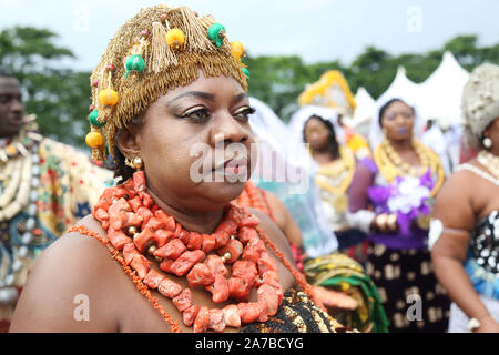 Signora Kalabari della tribù nigeriana che mostra la ricca cultura dell'Africa durante il Festival Nazionale delle Arti e della Cultura (NAFEST) Edo state, Nigeria. Foto Stock