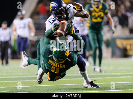 Waco, Texas, Stati Uniti d'America. 31 ott 2019. Baylor Bears cornerback Jameson Houston (11) rompe il pass per la West Virginia alpinisti wide receiver Sam James (13) durante la seconda metà del NCAA Football gioco tra West Virginia alpinisti e il Baylor porta a McLane Stadium di Waco, Texas. Matthew Lynch/CSM/Alamy Live News Foto Stock