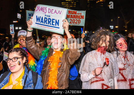 New York, Stati Uniti d'America, 31 ottobre 2019. I festaioli indossare costumi come essi partecipano alla quarantaseiesima NYC Village Halloween Parade in New York City. Credito: Enrique Shore/Alamy Live News Foto Stock