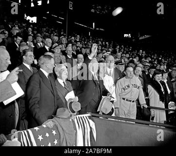 Da sinistra a destra. Senatori Pat Harrison, Robert Lafollette Jr., Charles L. McNary, Carter Glass, il Vice Presidente, Bucky Harris chi gestisce il Washington senatori, Postmaster Generale James A. Farley, N.Y. Yankees' Manager Joe McCarthy. Il senatore Allen J. Ellender è in piedi dietro il Vice Presidente Garner Foto Stock