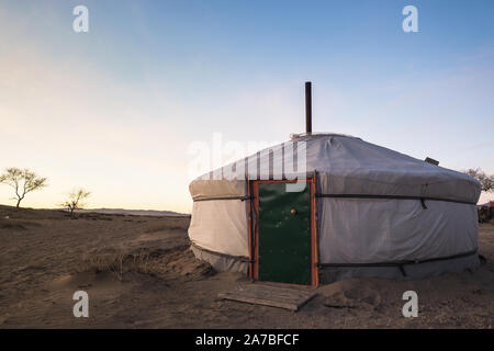 Tradizionale mongolo yurt nel deserto dei Gobi regione Foto Stock