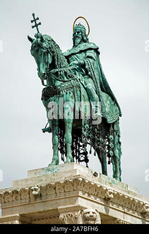 Santo Stefano statua (Szent Istvan szobor) in piedi dal Bastione dei Pescatori sulla Collina del Castello (Varhegy) nel quartiere Buda di Budapest. Foto Stock