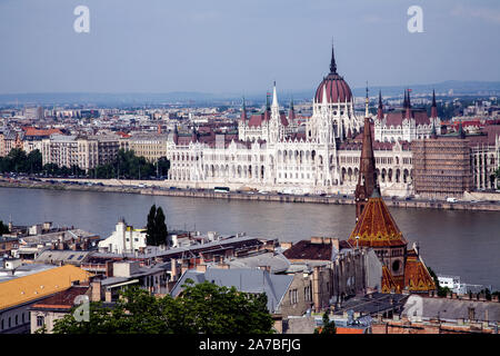 Parlamento ungherese sulle rive del Danubio a Budapest come visto dalla collina del castello. Foto Stock