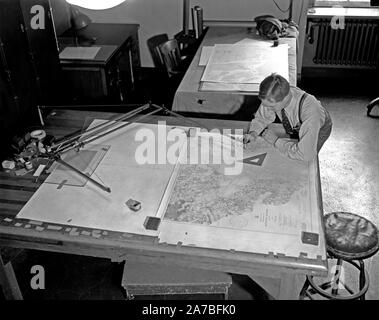 Mappa-rendendo divisione della Costa & Geodetic Survey, Dept of Commerce, cartografo nel processo di creazione di una mappa ca. 1940 Foto Stock