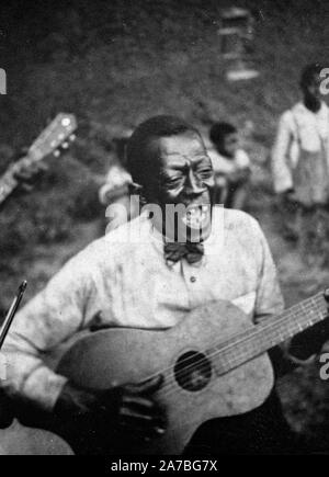 Stavin catena di suonare la chitarra e cantare la ballata 'Batson,' Lafayette, Louisiana. Giugno 1934 Foto Stock