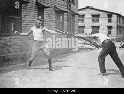 111-SC-32 - Capt. Mulini Cucina (USA) e Sgt. Principali Madden (esercito britannico), dimostrando l'uso di baionetta ca. 1918-1919 Foto Stock