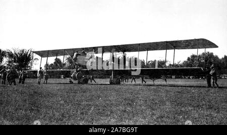 Caproni aereo che ha appena arrivati al Polo Grounds, Washington, D.C. da Langley Field, Virginia ca. 1917 Foto Stock