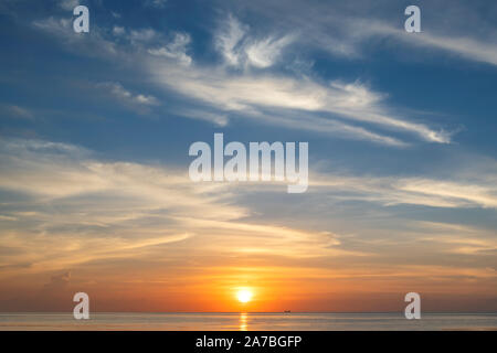 Bellissima alba alla spiaggia tropicale Foto Stock